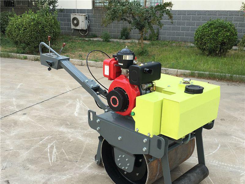 小型柴油手扶壓路機瀝青路麵壓實施工