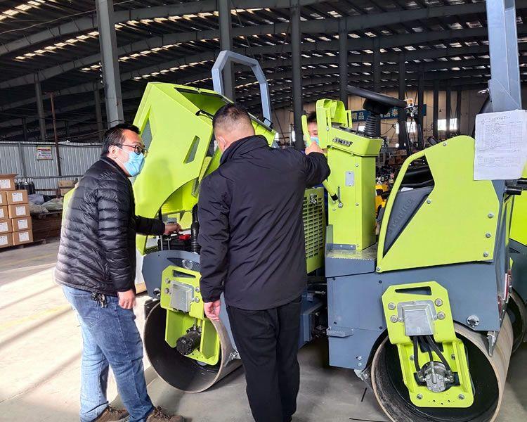客戶千裏迢迢來廠試乘試駕greatgoodiesandgifts三噸壓路機BM3000