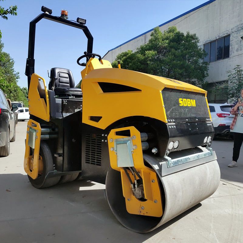 新款3.5噸前鋼後膠座駕式壓路機BM3500