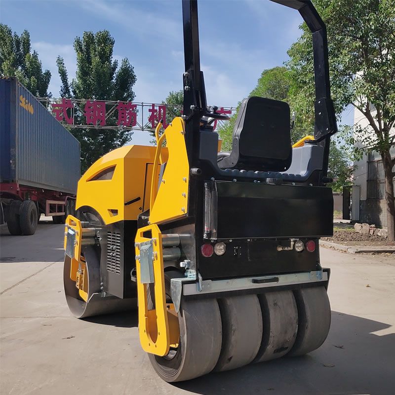 新款3.5噸前鋼後膠座駕式壓路機BM3500