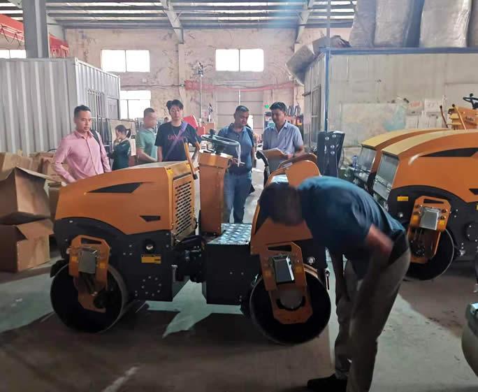 國外客戶來我廠參觀考察greatgoodiesandgifts小型壓路機