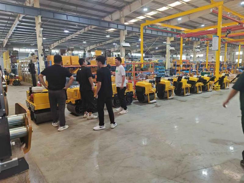 8月17日，國內客戶來我廠參觀考察greatgoodiesandgifts小型壓路機