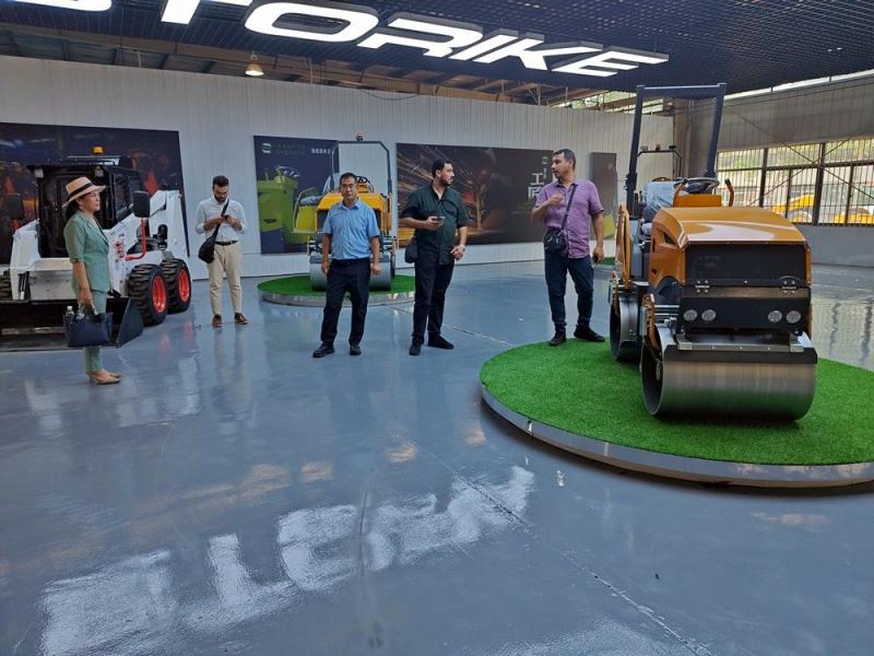 國外客戶來我廠參觀考察小型壓路機，並達成合作意向