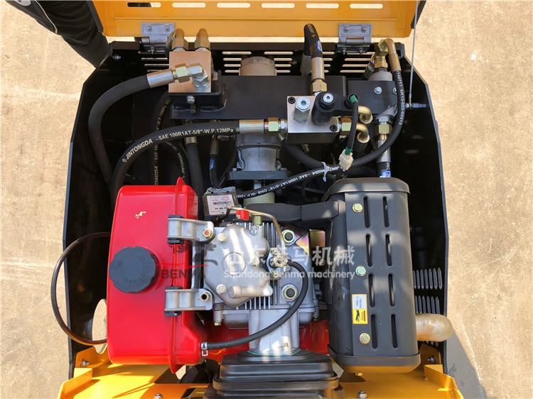 1528855602448969.jpg 1.2噸小型壓路機 (17).JPG